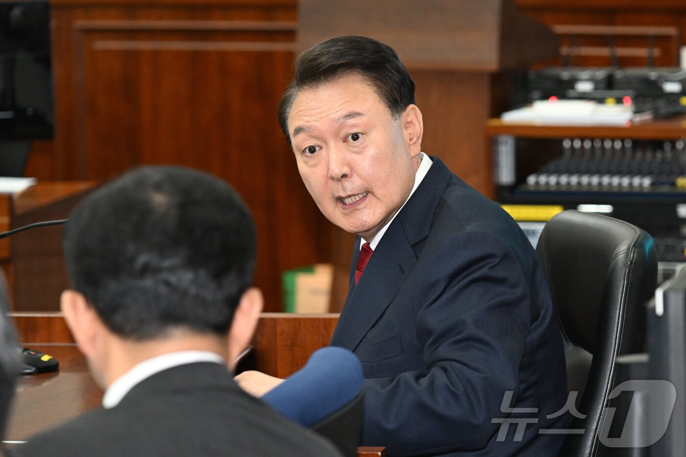 본문 이미지 - 윤석열 전 대통령이 21일 서울 서초동 서울중앙지법에서 열린 내란 우두머리 혐의 형사재판 2번째 공판에 출석하고 있다. 2025.4.21/뉴스1 ⓒ News1 사진공동취재단