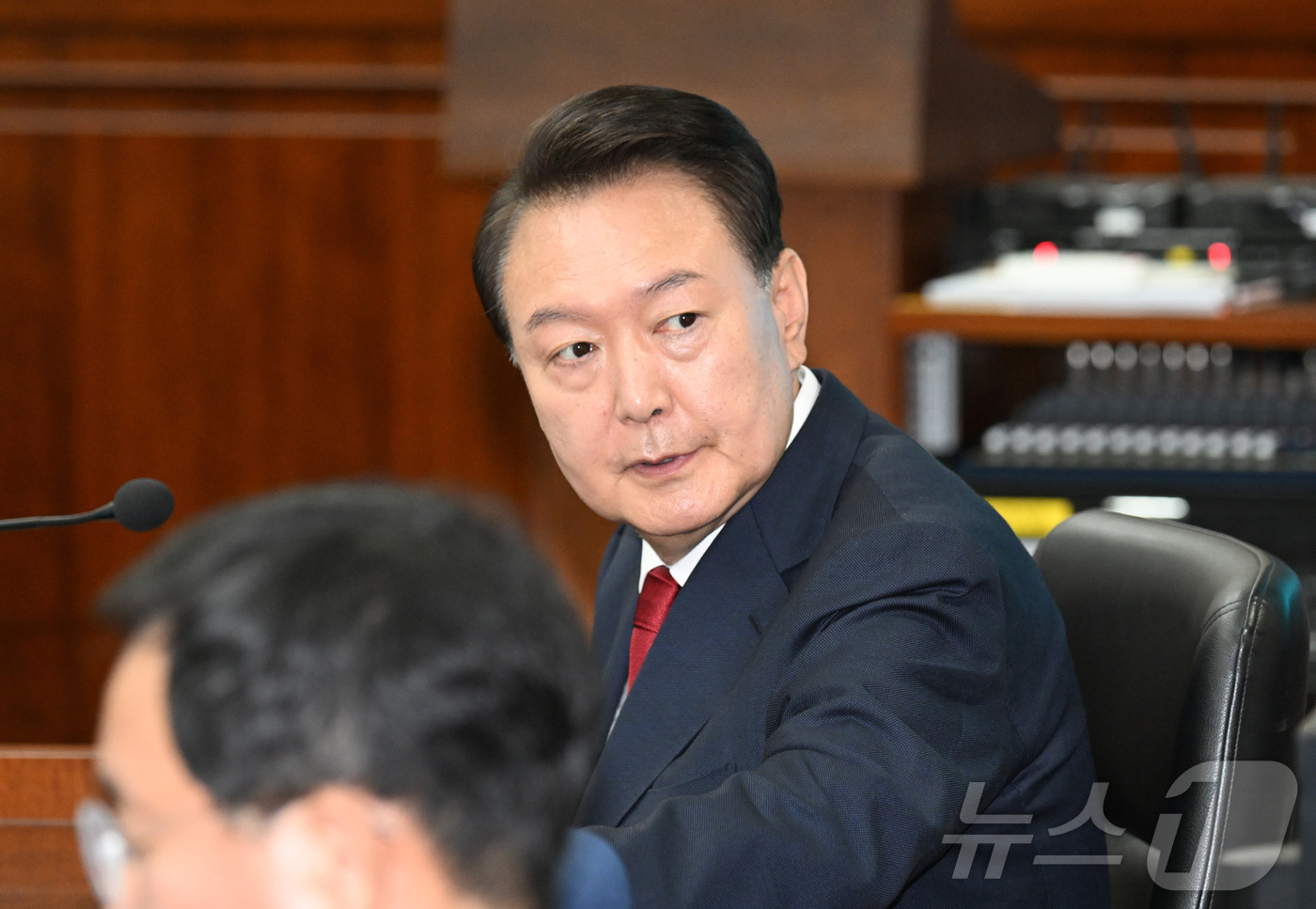 (서울=뉴스1) 사진공동취재단 = 윤석열 전 대통령이 21일 서울 서초동 서울중앙지법에서 열린 내란 우두머리 혐의 형사재판 2번째 공판에 출석하고 있다. 2025.4.21/뉴스1