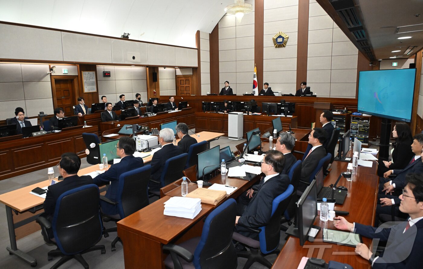 본문 이미지 - 21일 서울 서초동 서울중앙지법에서 열린 내란 우두머리 혐의 형사재판 2번째 공판이 시작되고 있다. 2025.4.21/뉴스1 ⓒ News1 사진공동취재단