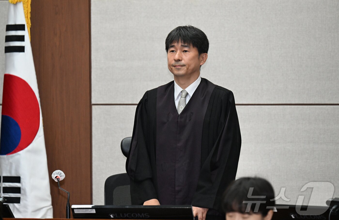 본문 이미지 - 지귀연 부장판사가 21일 서울 서초동 서울중앙지법에서 열린 내란 우두머리 혐의 형사재판 2번째 공판에서 인사하고 있다. 2025.4.21/뉴스1 ⓒ News1 사진공동취재단