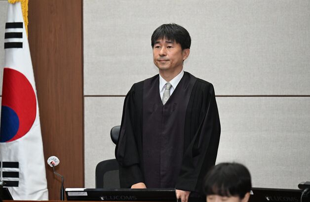 지귀연 "삼겹살에 소맥 마셔" 해명하자…민주, 룸살롱 사진 공개(종합)