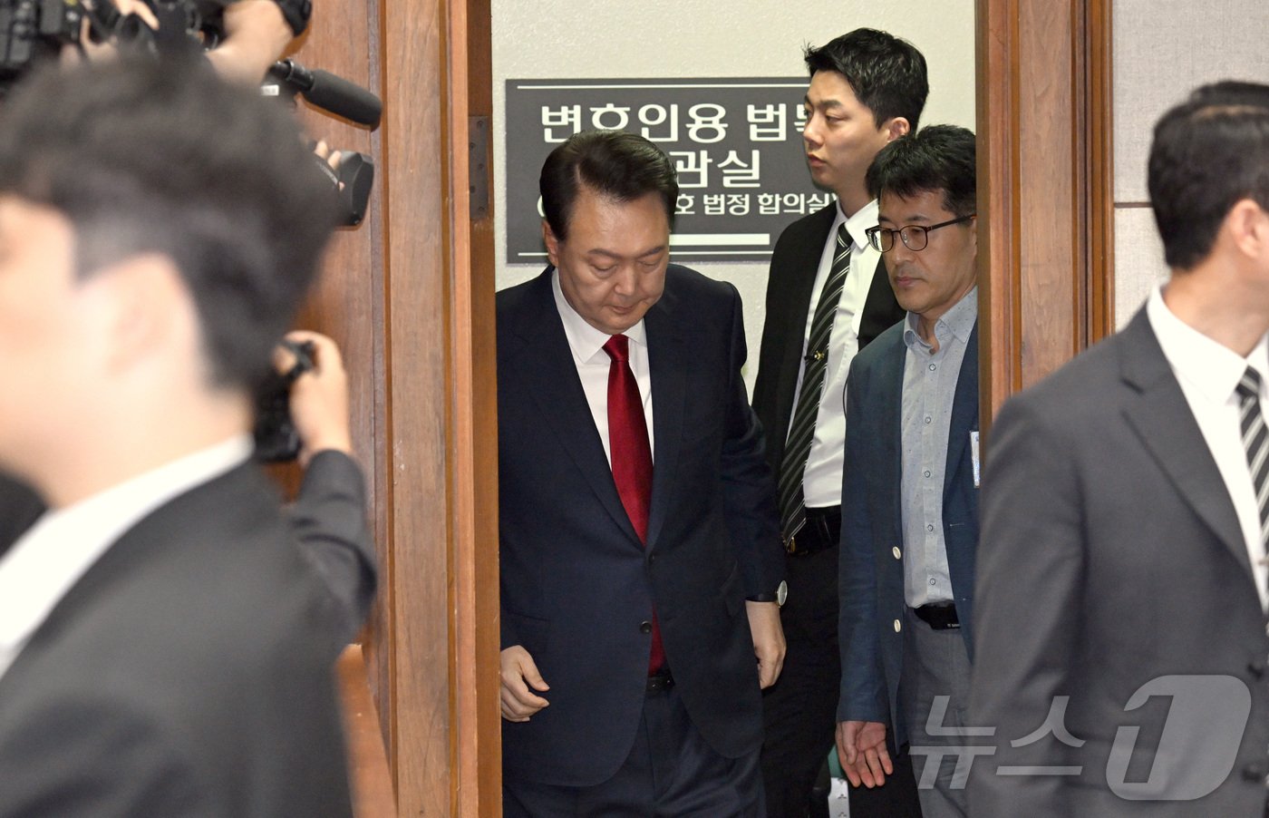 (서울=뉴스1) 사진공동취재단 = 윤석열 전 대통령이 21일 서울 서초동 서울중앙지법에서 열린 내란 우두머리 혐의 형사재판 2번째 공판에 출석하고 있다. 2025.4.21/뉴스1