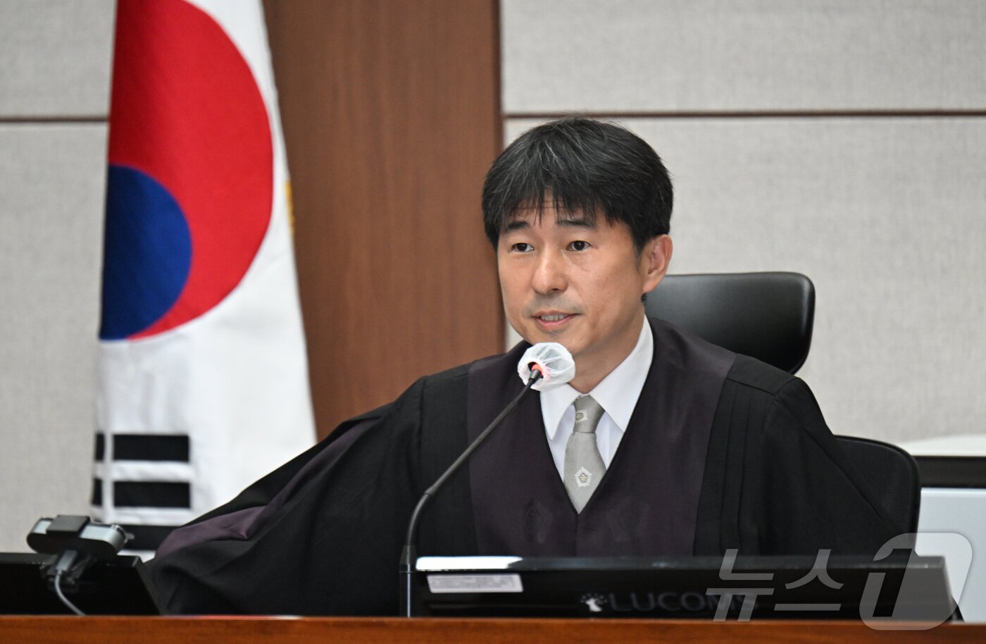 본문 이미지 - 지귀연 부장판사가 21일 서울 서초동 서울중앙지법에서 열린 내란 우두머리 혐의 형사재판 2번째 공판에서 취재진의 퇴장 관련 발언하고 있다. 2025.4.21/뉴스1 ⓒ News1 사진공동취재단