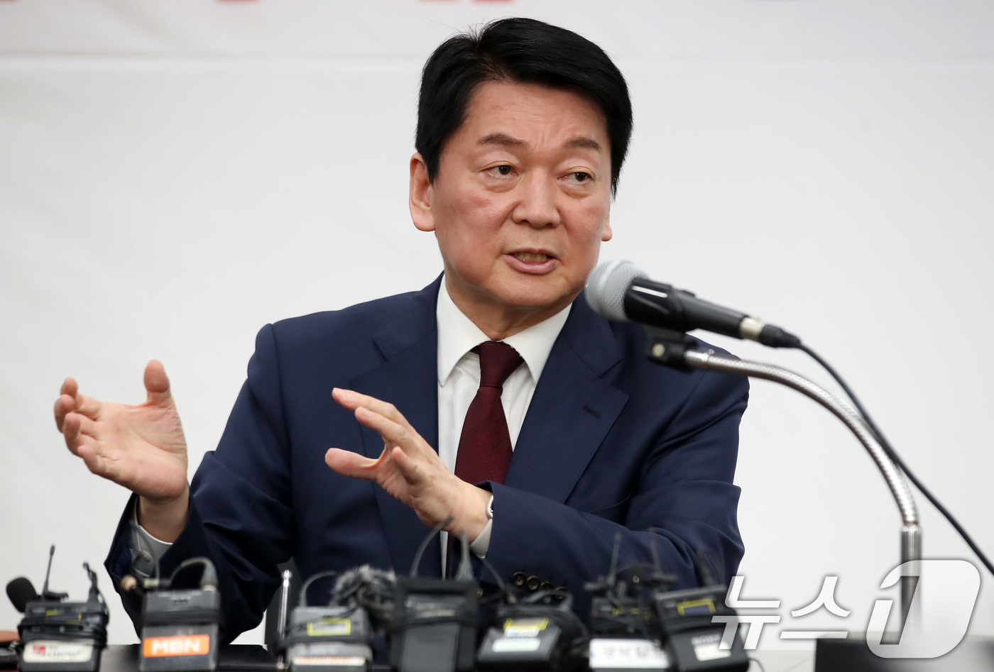 (대구=뉴스1) 공정식 기자 = 안철수 국민의힘 대선 경선 후보가 21일 오전 대구시당에서 열린 현안 관련 긴급 기자회견에서 발언하고 있다. 2025.4.21/뉴스1