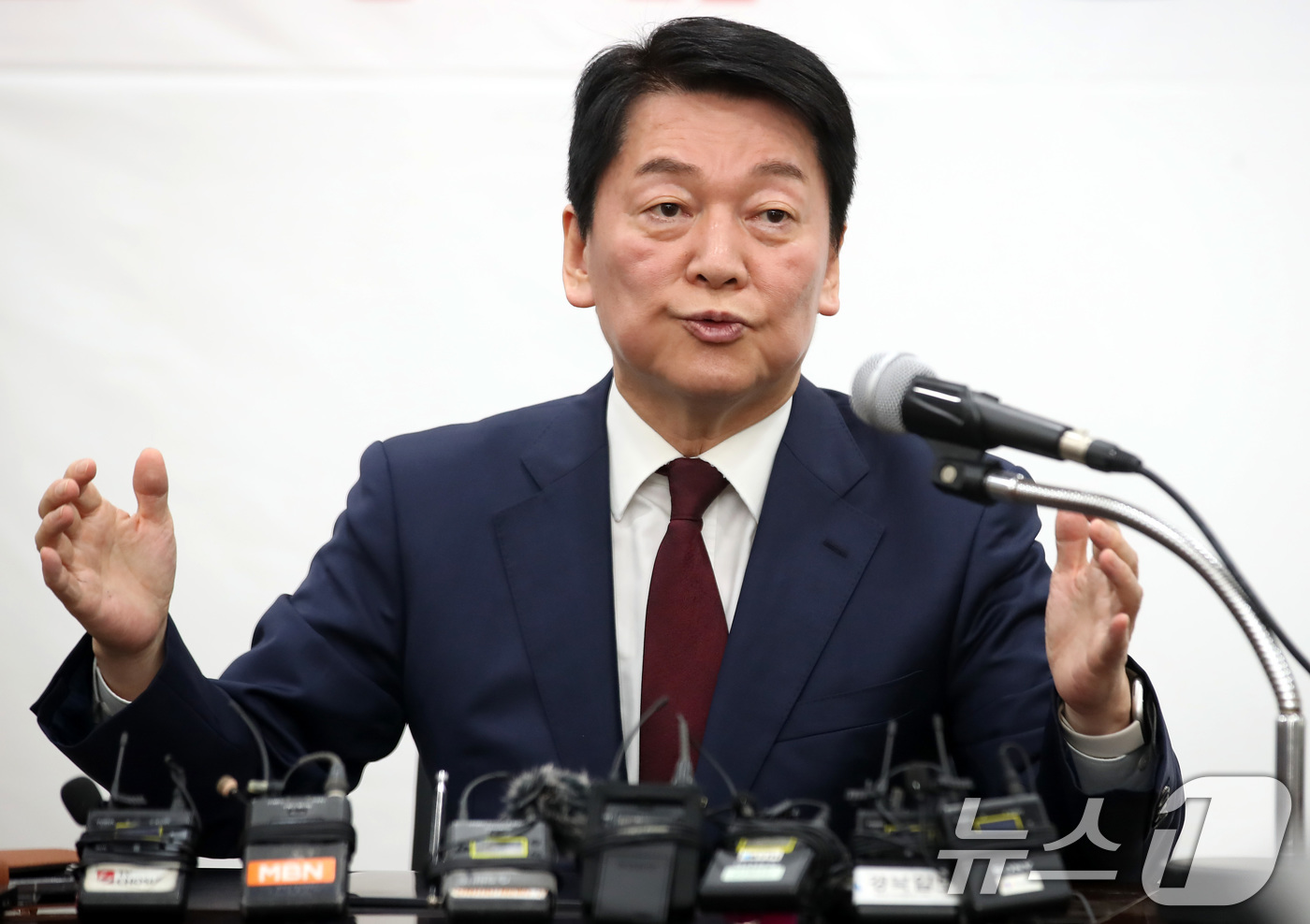 (대구=뉴스1) 공정식 기자 = 안철수 국민의힘 대선 경선 후보가 21일 오전 대구시당에서 열린 현안 관련 긴급 기자회견에서 발언하고 있다. 2025.4.21/뉴스1