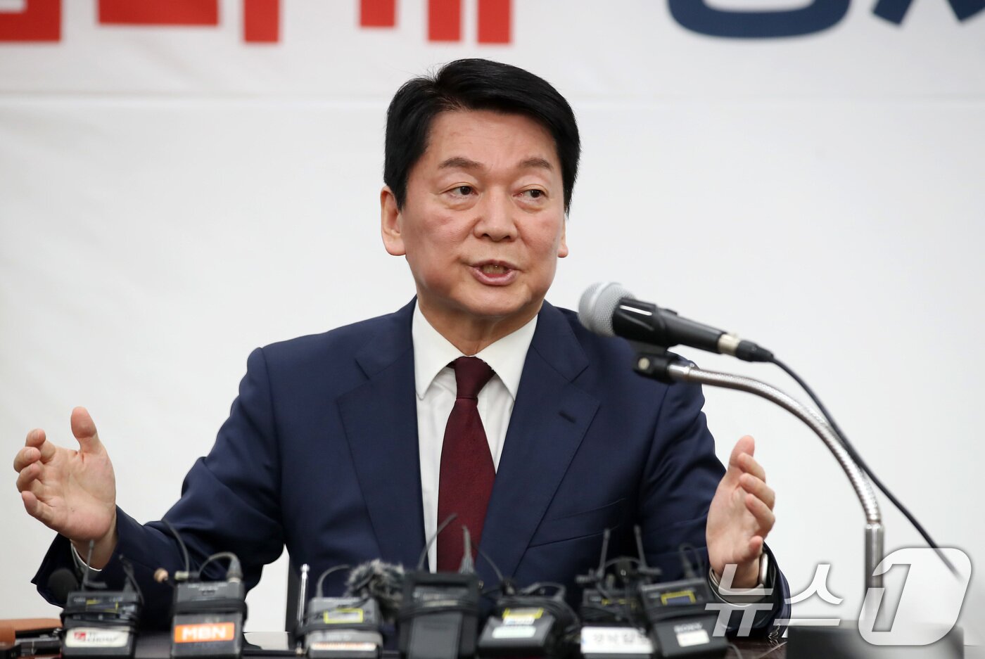 본문 이미지 - 안철수 국민의힘 대선 경선 후보가 21일 오전 대구시당에서 열린 현안 관련 긴급 기자회견에서 발언하고 있다. 2025.4.21/뉴스1 ⓒ News1 공정식 기자