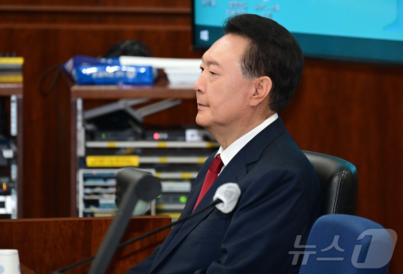 본문 이미지 - 12·3 비상계엄을 선포해 내란 우두머리 혐의로 재판에 넘겨진 윤석열 전 대통령이 21일 오전 서울 서초구 서울중앙지법 417호 법정에 앉아 재판 시작을 기다리고 있다. 2025.4.21/뉴스1 ⓒ News1 사진공동취재단