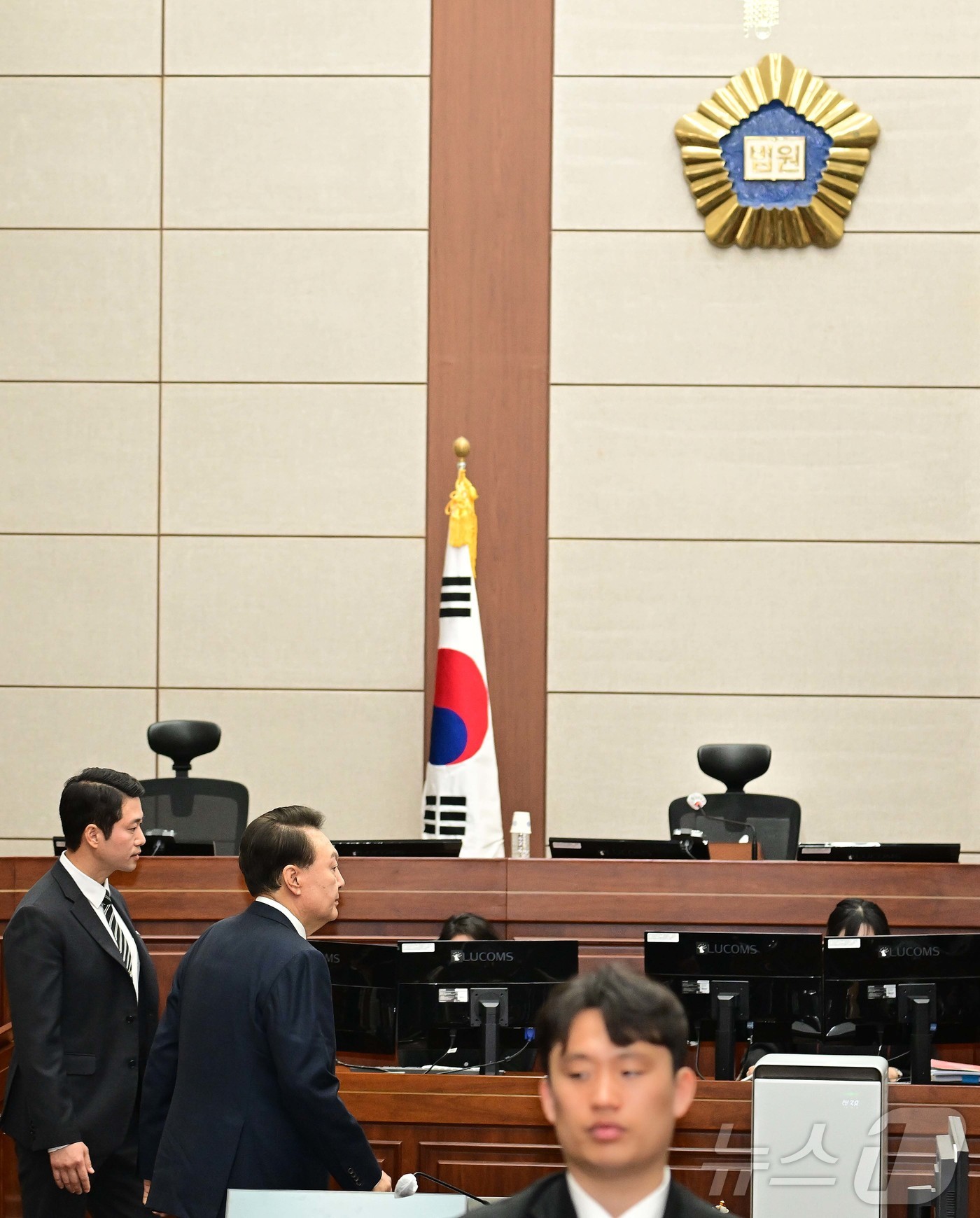 (서울=뉴스1) 사진공동취재단 = 12·3 비상계엄을 선포해 내란 우두머리 혐의로 재판에 넘겨진 윤석열 전 대통령이 21일 오전 서울 서초구 서울중앙지법 417호 법정으로 재판을 …