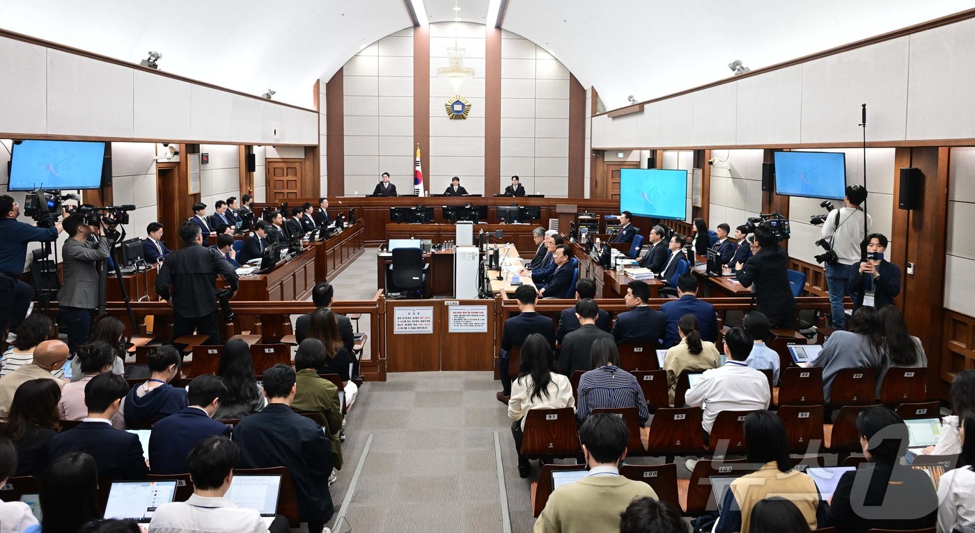 (서울=뉴스1) 사진공동취재단 = 12·3 비상계엄을 선포해 내란 우두머리 혐의로 재판에 넘겨진 윤석열 전 대통령이 21일 오전 서울 서초구 서울중앙지법 417호 법정에 앉아 재판 …