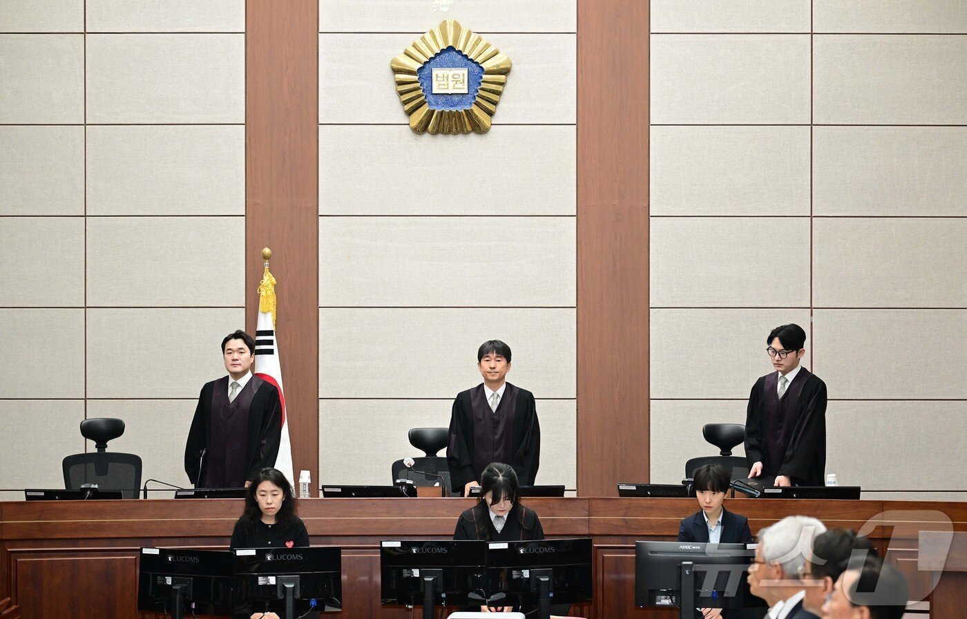 본문 이미지 - 지귀연 부장판사&#40;가운데&#41;가 윤석열 전 대통령의 내란 우두머리 혐의 재판을 하기 위해 21일 오전 서울 서초구 서울중앙지법 417호 법정으로 들어오고 있다. 2025.4.21/뉴스1 ⓒ News1 사진공동취재단