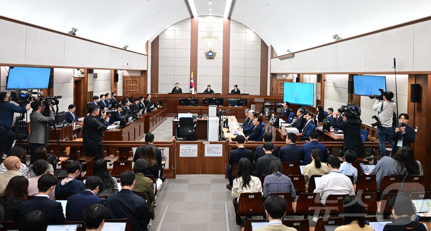 (서울=뉴스1) 사진공동취재단 = 12·3 비상계엄을 선포해 내란 우두머리 혐의로 재판에 넘겨진 윤석열 전 대통령이 21일 오전 서울 서초구 서울중앙지법 417호 법정에 앉아 재판 …