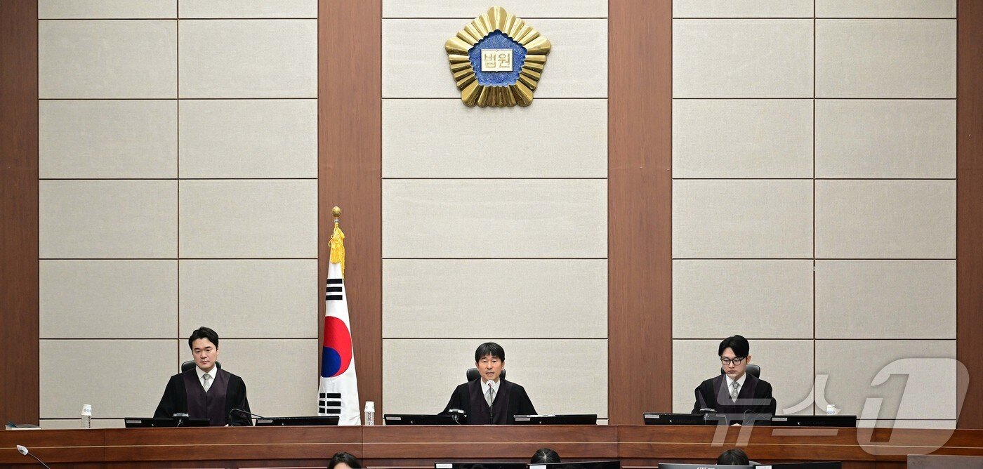 본문 이미지 - 지귀연 부장판사&#40;가운데&#41;가 21일 오전 서울 서초구 서울중앙지법 417호 법정에서 열린 윤석열 전 대통령의 내란 우두머리 혐의 재판을 하기 전 언론 공개에 대한 발언을 하고 있다. 2025.4.21/뉴스1 ⓒ News1 사진공동취재단