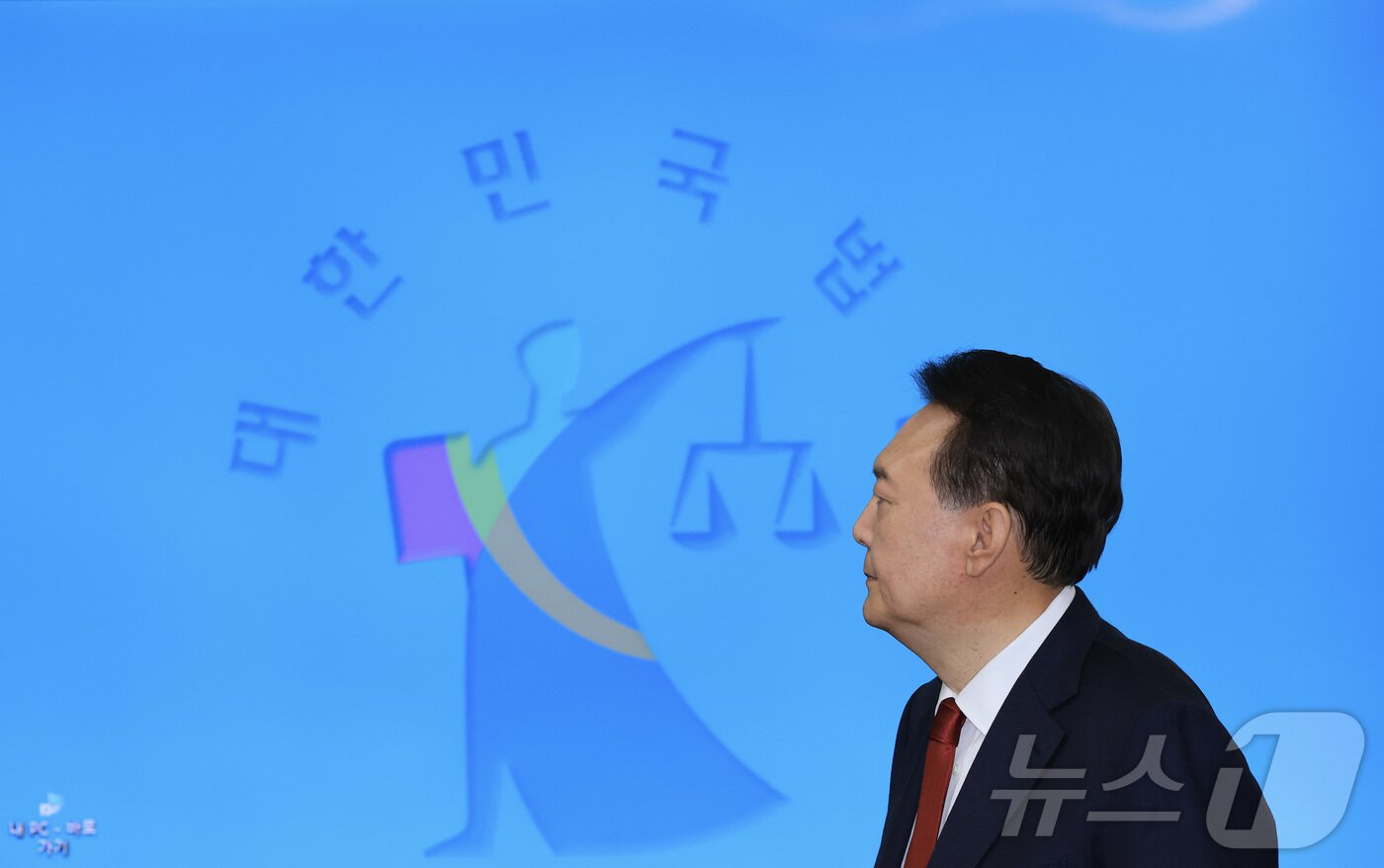 본문 이미지 - 윤석열 전 대통령이 21일 서초동 서울중앙지법에서 열린 내란 우두머리 혐의에 대한 두 번째 정식 재판에 출석하고 있다. 2025.4.21/뉴스1 ⓒ News1 사진공동취재단