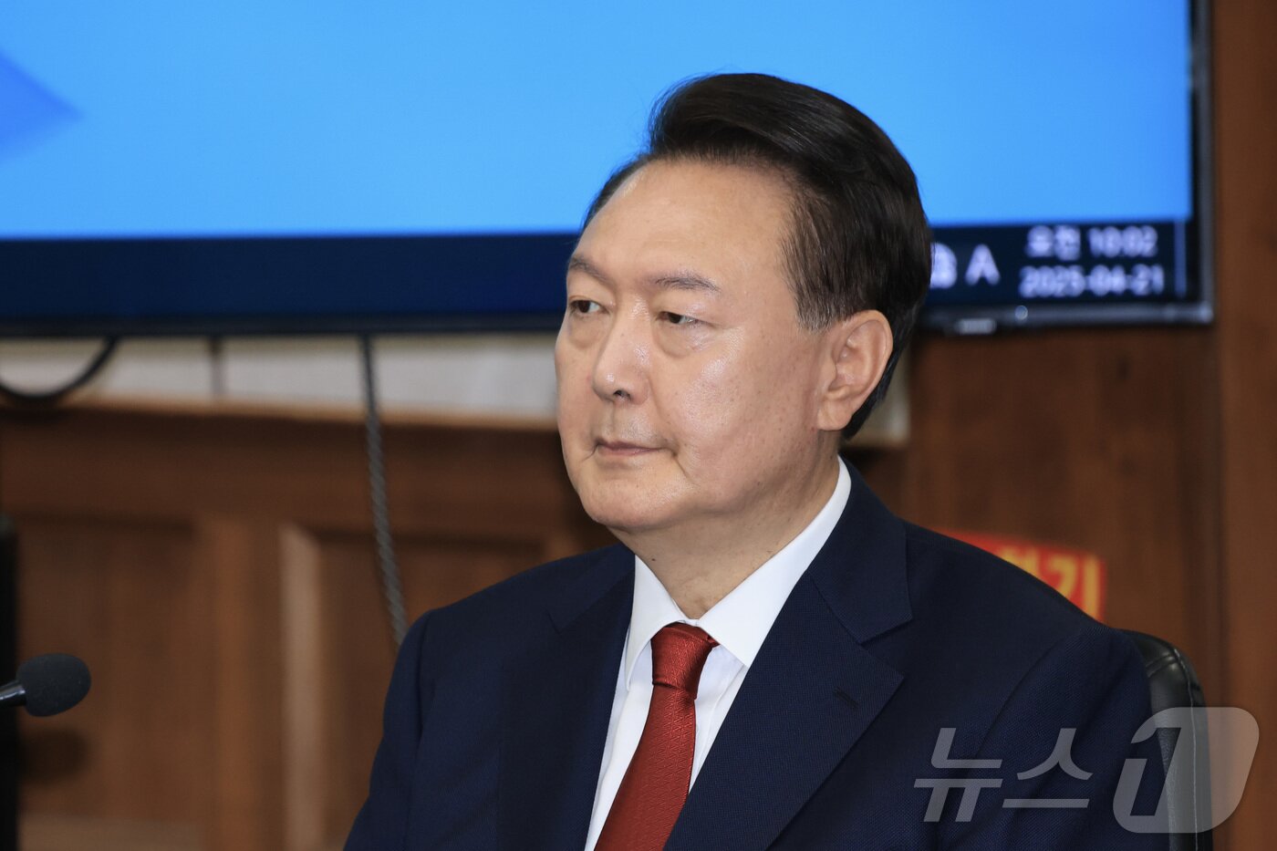 본문 이미지 - 윤석열 전 대통령이 21일 서초동 서울중앙지법에서 열린 내란 우두머리 혐의에 대한 두 번째 정식 재판에 출석하고 있다. 2025.4.21/뉴스1 ⓒ News1 사진공동취재단