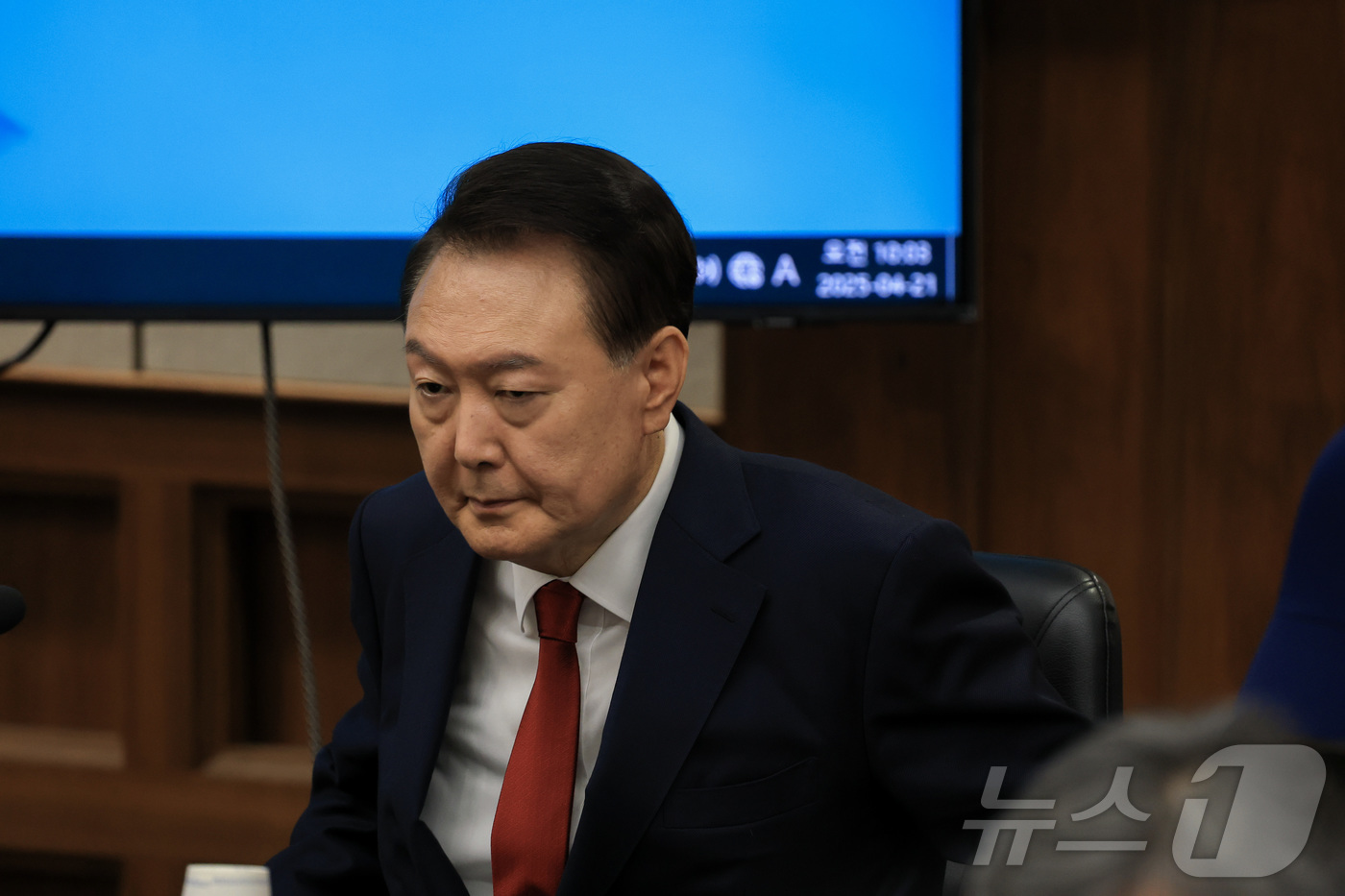 (서울=뉴스1) 사진공동취재단 = 윤석열 전 대통령이 21일 서초동 서울중앙지법에서 열린 내란 우두머리 혐의에 대한 두 번째 정식 재판에 출석하고 있다. 2025.4.21/뉴스1