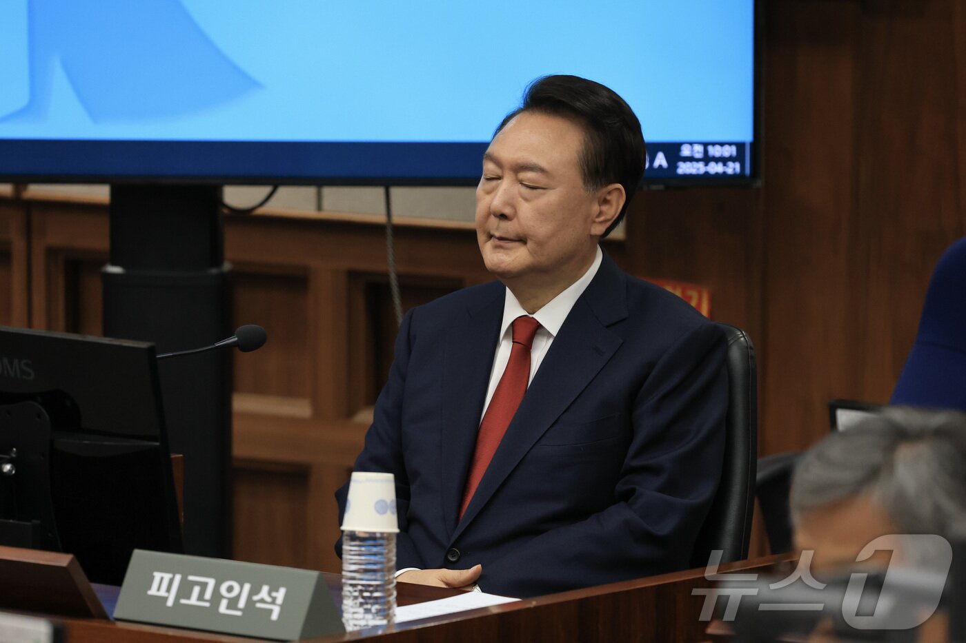 본문 이미지 - 윤석열 전 대통령이 21일 서초동 서울중앙지법에서 열린 내란 우두머리 혐의에 대한 두 번째 정식 재판에 출석하고 있다. 2025.4.21/뉴스1 ⓒ News1 사진공동취재단