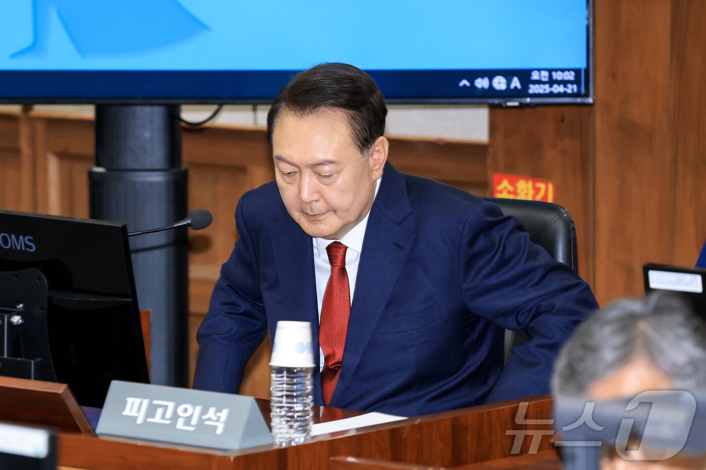 본문 이미지 - 윤석열 전 대통령이 21일 서초동 서울중앙지법에서 열린 내란 우두머리 혐의에 대한 두 번째 정식 재판에 출석하고 있다. 2025.4.21/뉴스1 ⓒ News1 사진공동취재단