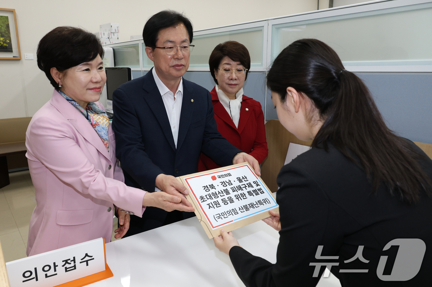 (서울=뉴스1) 이광호 기자 = 이만희 국민의힘 산불재난특위위원장(가운데)과 조은희(왼쪽), 이달희 의원이 21일 오전 서울 여의도 국회 의안과에 경북,경남,울산 초대형산불 피해구 …