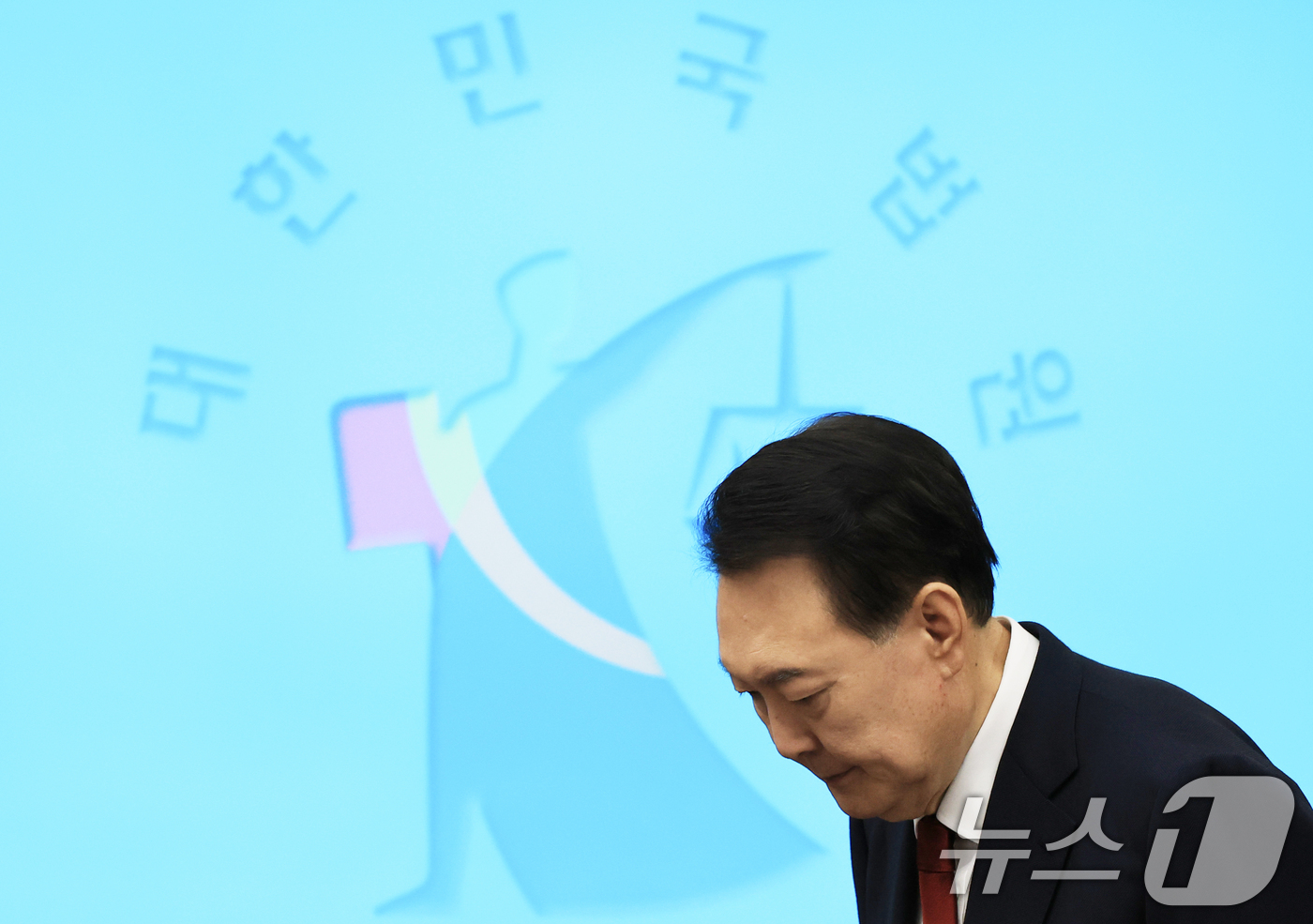 (서울=뉴스1) 사진공동취재단 = 윤석열 전 대통령이 21일 서초동 서울중앙지법에서 열린 내란 우두머리 혐의에 대한 두 번째 정식 재판에 출석하고 있다. 2025.4.21/뉴스1