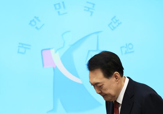 "스스로 자유민주주의자라 생각하나"…말 없이 입장한 윤석열