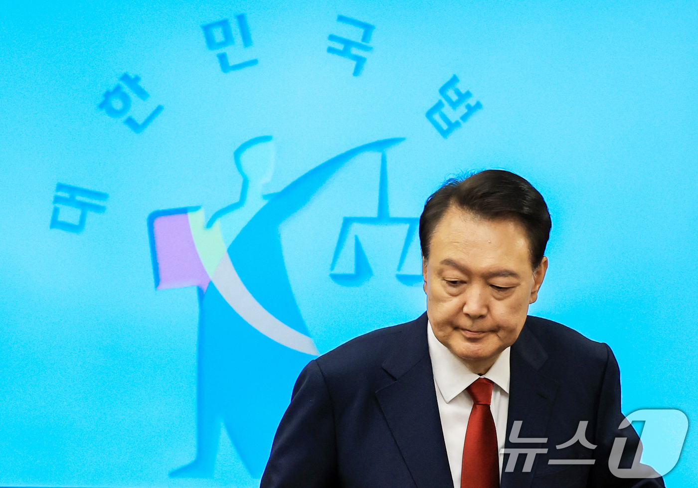 (서울=뉴스1) 사진공동취재단 = 윤석열 전 대통령이 21일 서초동 서울중앙지법에서 열린 내란 우두머리 혐의에 대한 두 번째 정식 재판에 출석하고 있다. 2025.4.21/뉴스1