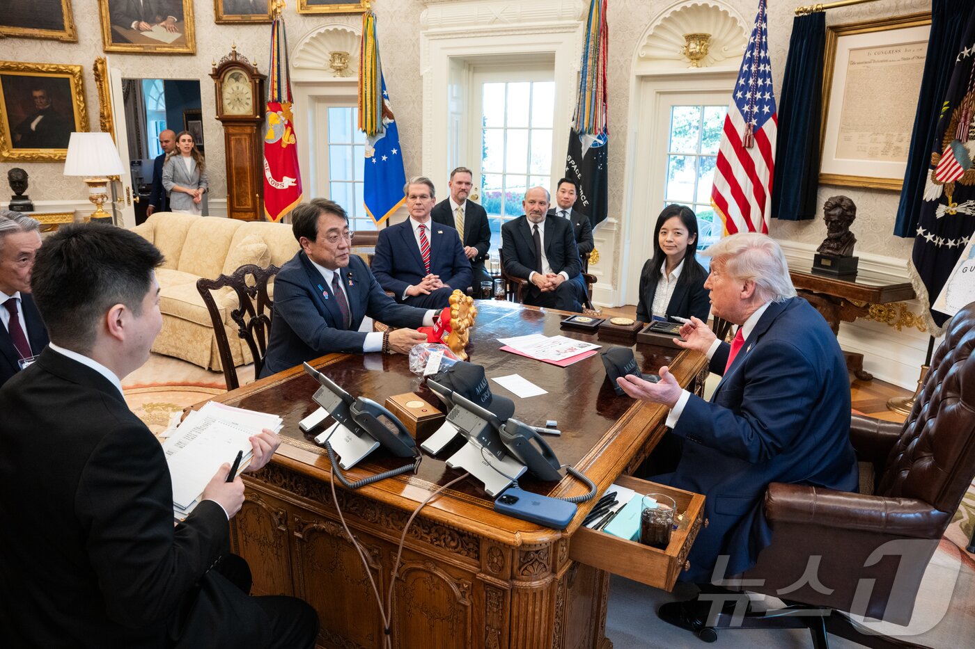 본문 이미지 - 지난 16일(현지시간) 도널드 트럼프 미국 대통령이 워싱턴DC 백악관 집무실에서 아카자와 료세이 일본 경제재생상과 만나 관세 협상을 하기 전 직접 서명한 모자를 건네고 있다.(출처 백악관) ⓒ News1 류정민 특파원