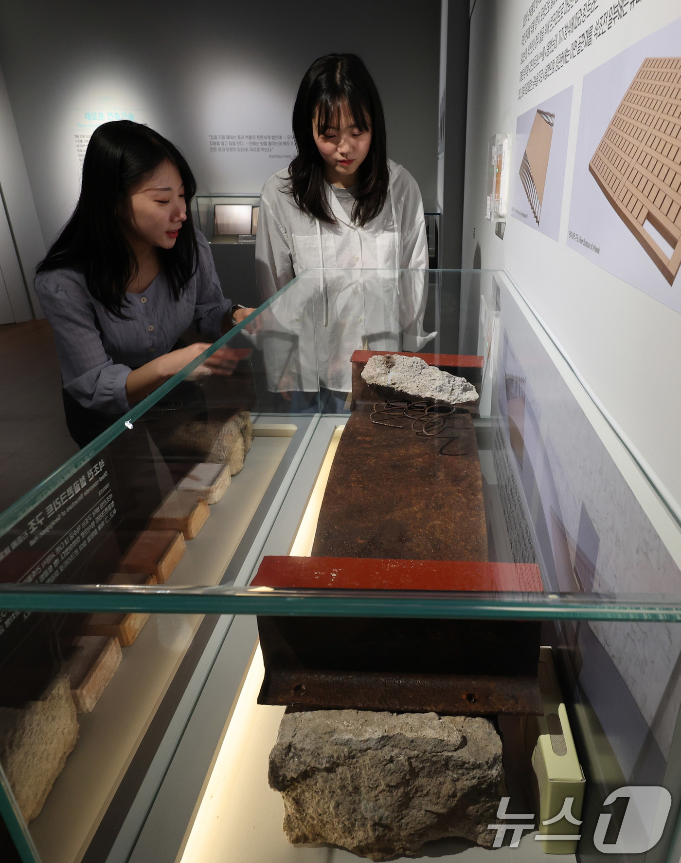 (서울=뉴스1) 박지혜 기자 = 21일 서울 덕수궁 돈덕전과 정관헌에서 열린 '대한제국 황궁에 선 양관 - 만나고, 간직하다' 특별전 언론 공개회에서 참석자들이 석조전 철근콘크리트 …