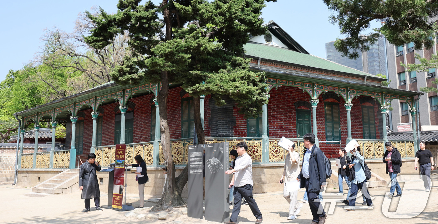 (서울=뉴스1) 박지혜 기자 = 21일 서울 덕수궁 돈덕전과 정관헌에서 열린 '대한제국 황궁에 선 양관 - 만나고, 간직하다' 특별전 언론 공개회에서 참석자들이 가벽을 세운 정관헌 …