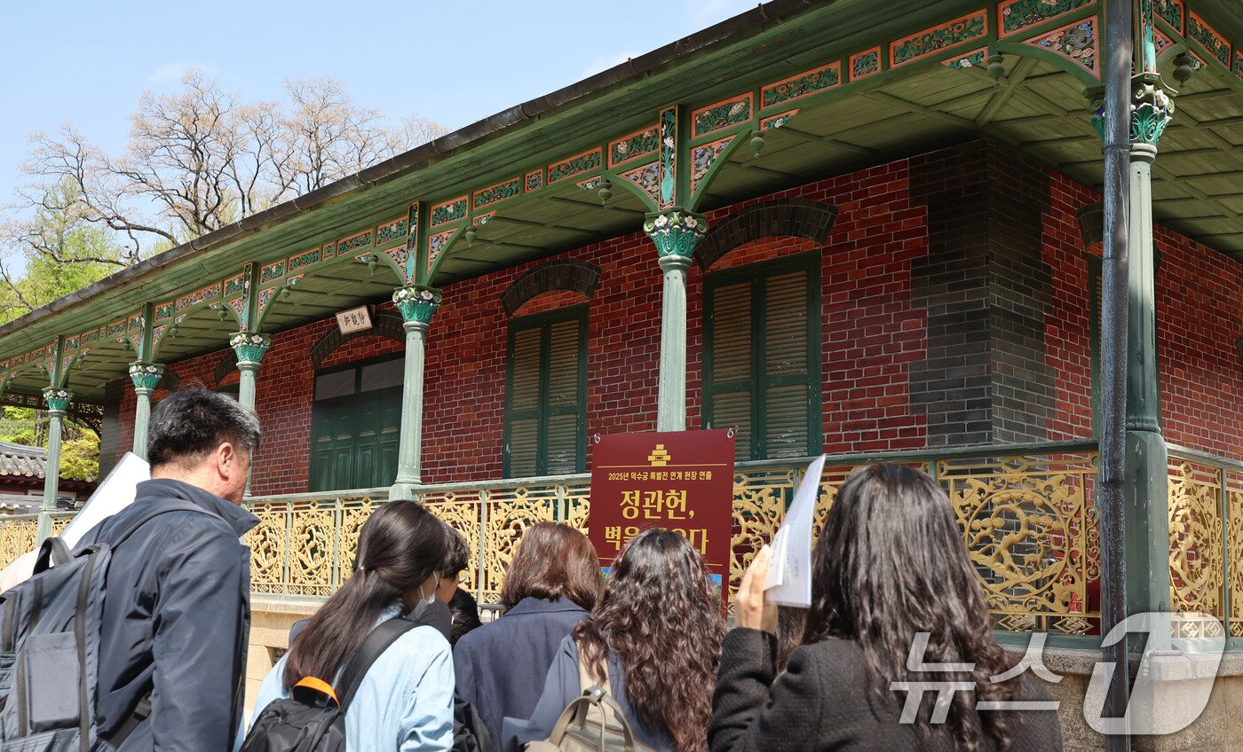 본문 이미지 - 21일 서울 덕수궁 돈덕전과 정관헌에서 열린 &#39;대한제국 황궁에 선 양관 - 만나고, 간직하다&#39; 특별전 언론 공개회에서 참석자들이 가벽을 세운 정관헌을 둘러보고 있다. 대한제국 당시 궁궐 내 서양식 건축물인 양관의 역할을 조명하는 특별전인 이번 전시는 7월 13일까지 진행되며, 돈덕전을 비롯해 덕수궁 내 양관과 관련된 국새, 어보, 금책 등 유물 110여 점이 공개된다. 2025.4.21/뉴스1 ⓒ News1 박지혜 기자