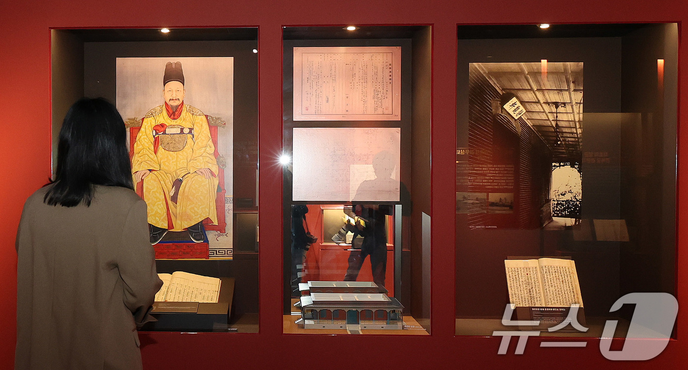 (서울=뉴스1) 박지혜 기자 = 21일 서울 덕수궁 돈덕전과 정관헌에서 열린 '대한제국 황궁에 선 양관 - 만나고, 간직하다' 특별전 언론 공개회에서 참석자들이 전시를 둘러보고 있 …