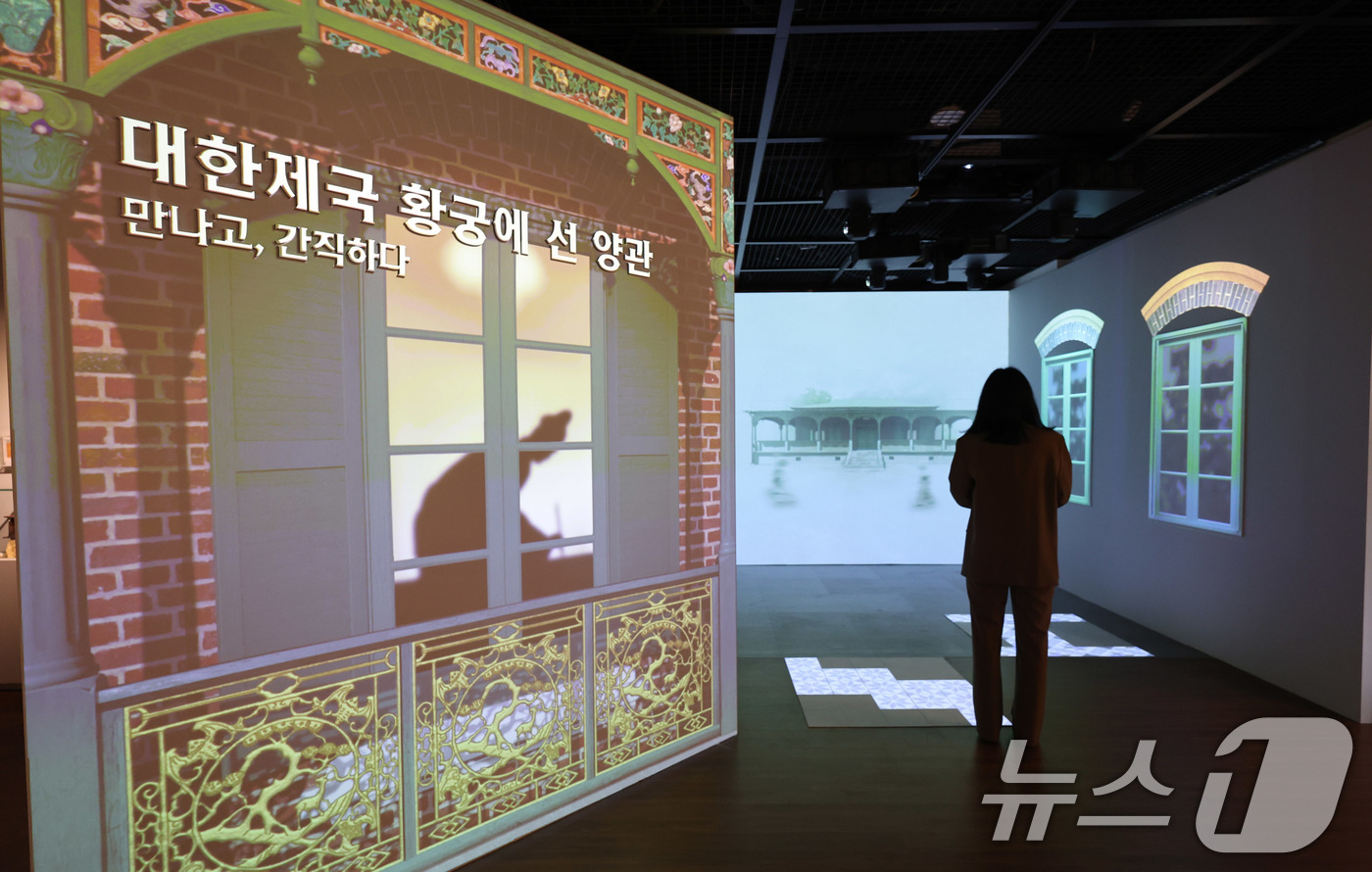 (서울=뉴스1) 박지혜 기자 = 21일 서울 덕수궁 돈덕전과 정관헌에서 열린 '대한제국 황궁에 선 양관 - 만나고, 간직하다' 특별전 언론 공개회에서 참석자들이 전시를 둘러보고 있 …