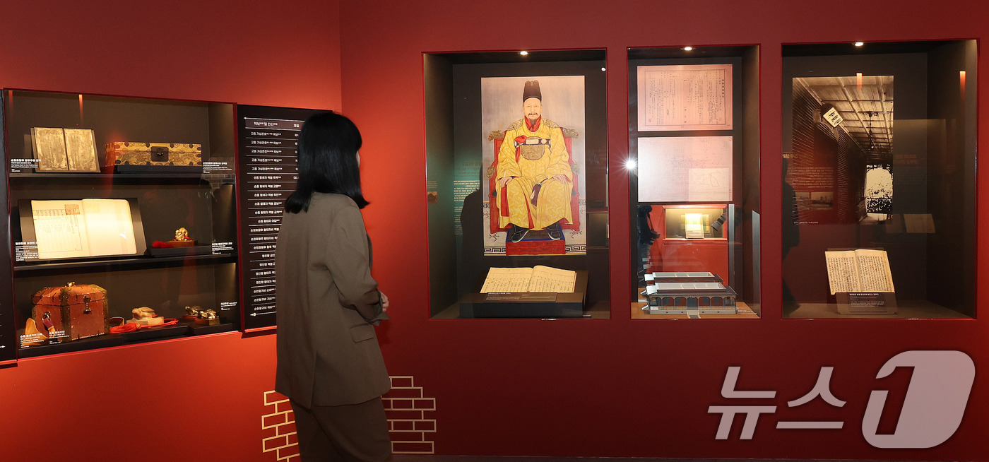 (서울=뉴스1) 박지혜 기자 = 21일 서울 덕수궁 돈덕전과 정관헌에서 열린 '대한제국 황궁에 선 양관 - 만나고, 간직하다' 특별전 언론 공개회에서 참석자들이 전시를 둘러보고 있 …