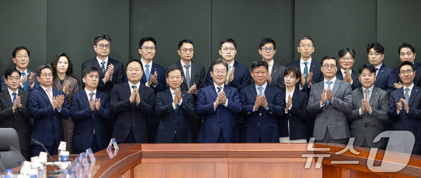 (서울=뉴스1) 이재명 기자 = 이재명 더불어민주당 경선 후보와 서유석 금융투자협회장을 비롯한 참석자들이 21일 오전 서울 여의도 금융투자협회에서 열린 자본시장 활성화를 위한 정책 …