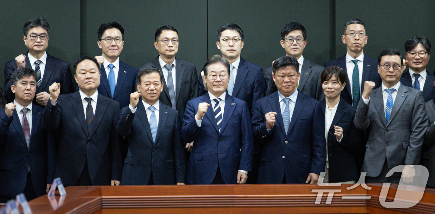 (서울=뉴스1) 이재명 기자 = 이재명 더불어민주당 경선 후보와 서유석 금융투자협회장을 비롯한 참석자들이 21일 오전 서울 여의도 금융투자협회에서 열린 자본시장 활성화를 위한 정책 …