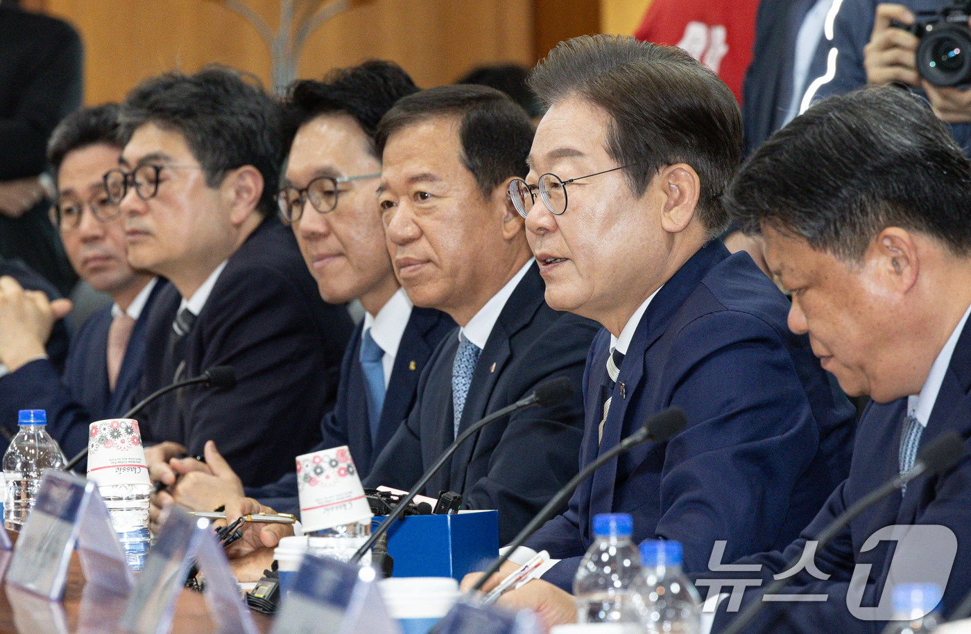 (서울=뉴스1) 이재명 기자 = 이재명 더불어민주당 경선 후보가 21일 오전 서울 여의도 금융투자협회에서 열린 자본시장 활성화를 위한 정책간담회에서 발언을 하고 있다. 2025.4 …