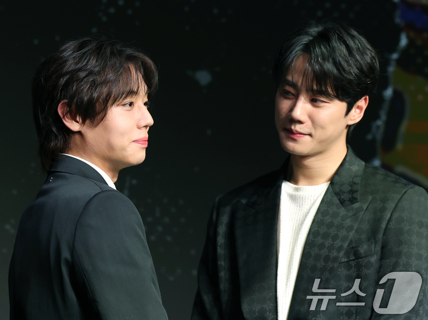 (서울=뉴스1) 권현진 기자 = 배우 박지훈과 이준영(오른쪽)이 21일 서울 마포구 호텔 나루 엠갤러리에서 진행된 넷플릭스 시리즈 '약한영웅 Class 2' 제작발표회에 참석해 포 …