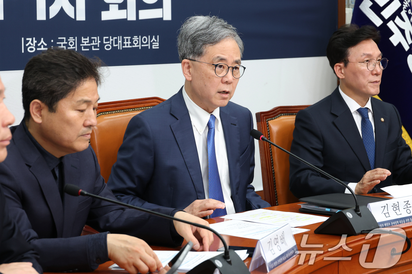 (서울=뉴스1) 이광호 기자 = 김현종 더불어민주당 트럼프 행정부 관세정책 대응을 위한 통상안보TF 단장이 21일 오전 서울 여의도 국회에서 열린 트럼프 행정부 관세정책 대응을 위 …