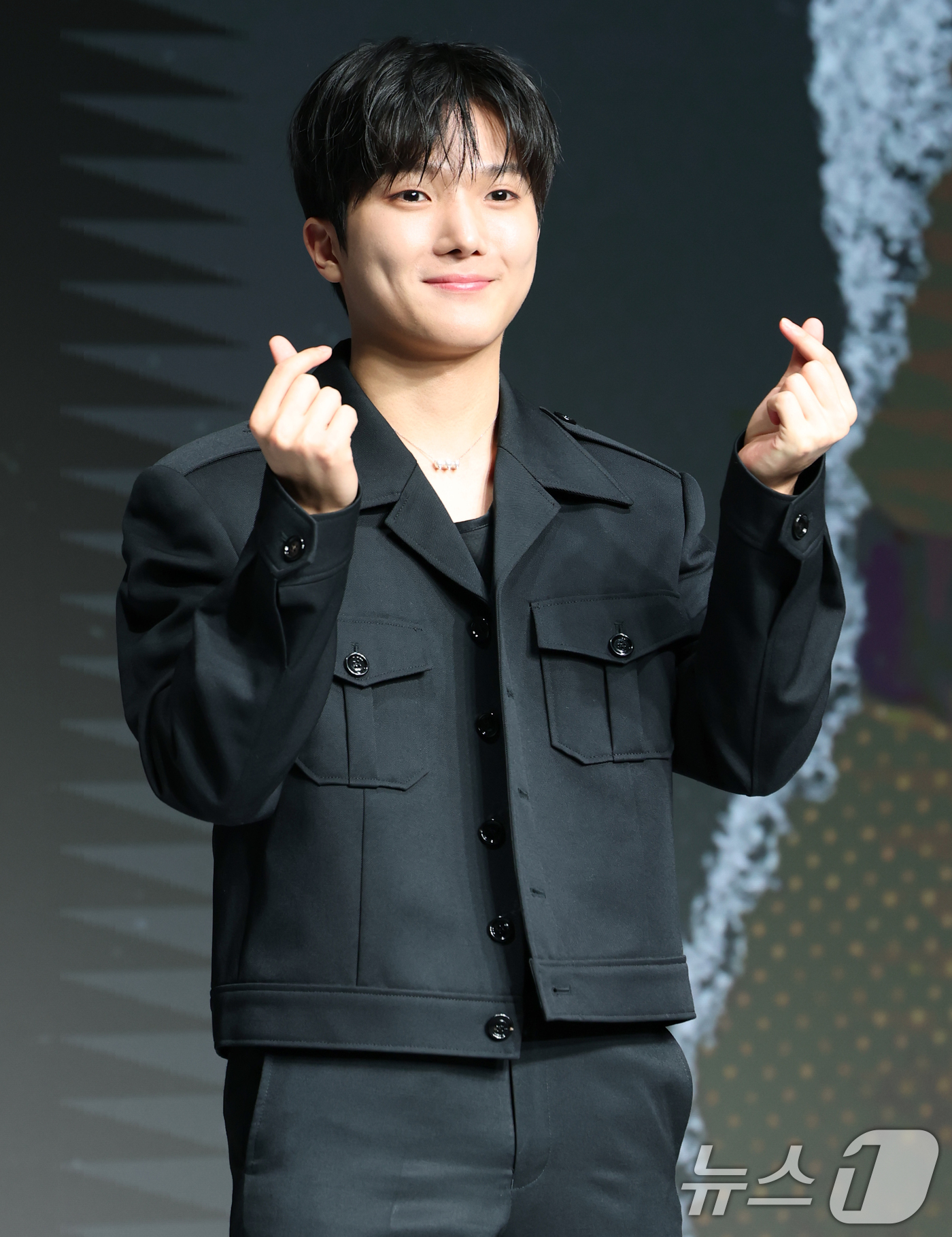 (서울=뉴스1) 권현진 기자 = 배우 유수빈이 21일 서울 마포구 호텔 나루 엠갤러리에서 진행된 넷플릭스 시리즈 '약한영웅 Class 2' 제작발표회에 참석해 포즈를 취하고 있다. …