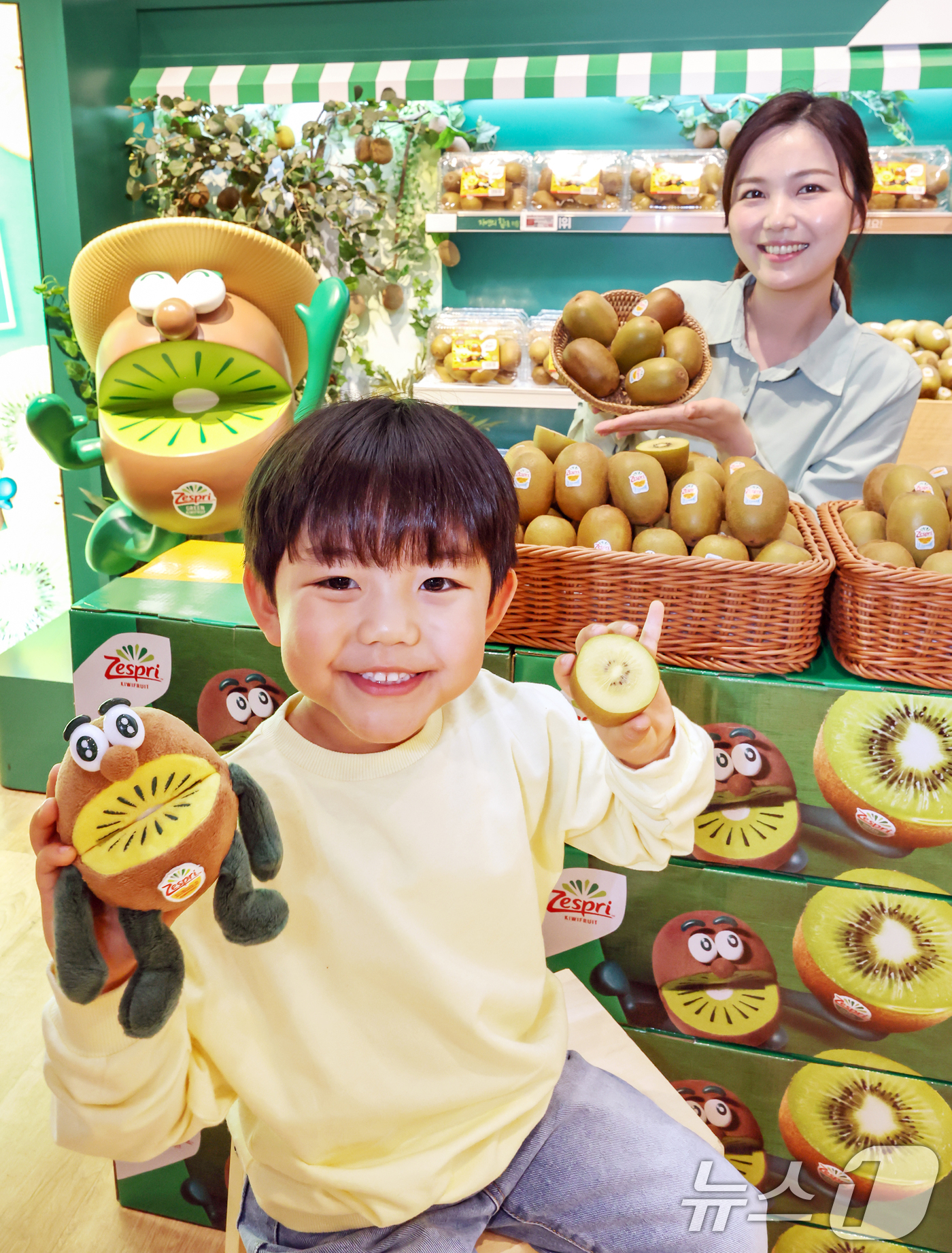 (서울=뉴스1) 민경석 기자 = 21일 오전 서울 노원구 이마트 월계점에서 모델들이 제스프리 키위를 선보이고 있다.뉴질랜드 프리미엄 키위 브랜드 제스프리 키위가 본격 출하를 시작한 …