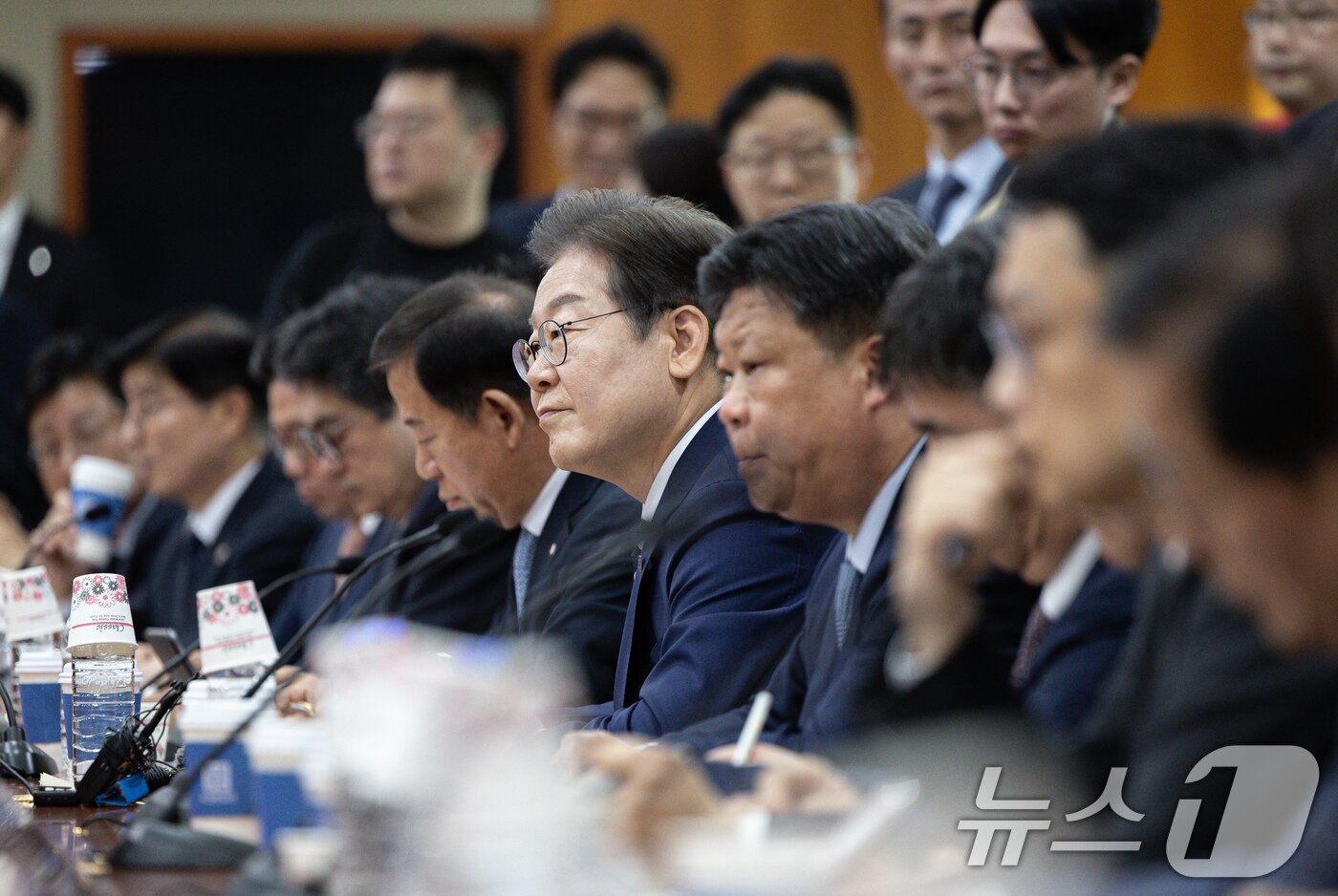 본문 이미지 - 이재명 더불어민주당 경선 후보가 21일 오전 서울 여의도 금융투자협회에서 열린 자본시장 활성화를 위한 정책간담회에서 발언을 경청하고 있다 2025.4.21/뉴스1 ⓒ News1 이재명 기자