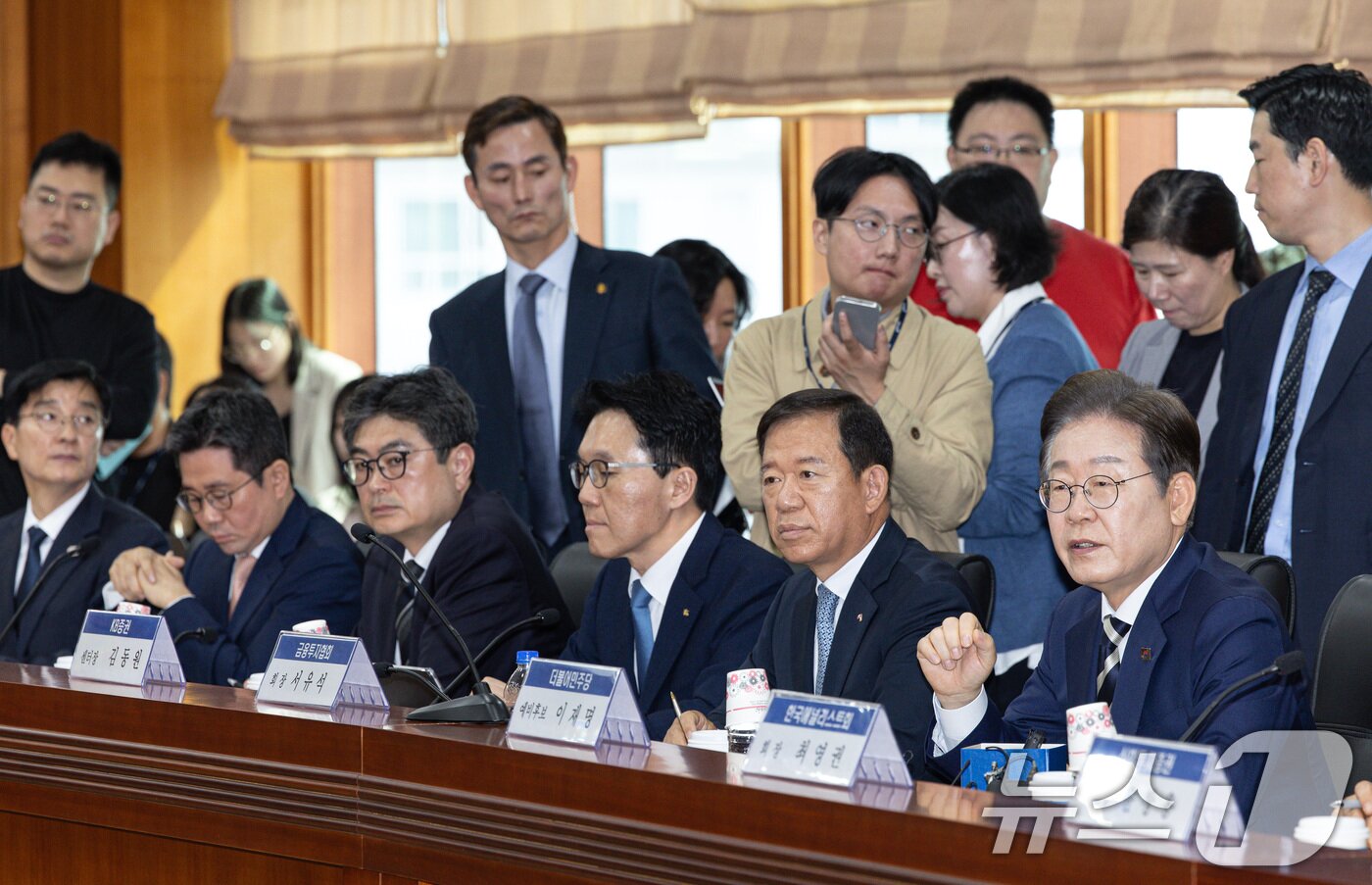 본문 이미지 - 이재명 더불어민주당 경선 후보가 21일 오전 서울 여의도 금융투자협회에서 열린 자본시장 활성화를 위한 정책간담회에서 금융권 리서치 센터장 질문에 답변하고 있다. 2025.4.21/뉴스1 ⓒ News1 이재명 기자