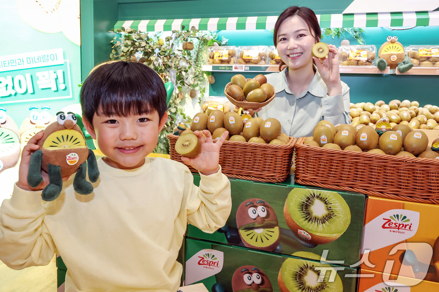 (서울=뉴스1) 민경석 기자 = 21일 오전 서울 노원구 이마트 월계점에서 모델들이 제스프리 키위를 선보이고 있다.뉴질랜드 프리미엄 키위 브랜드 제스프리 키위가 본격 출하를 시작한 …