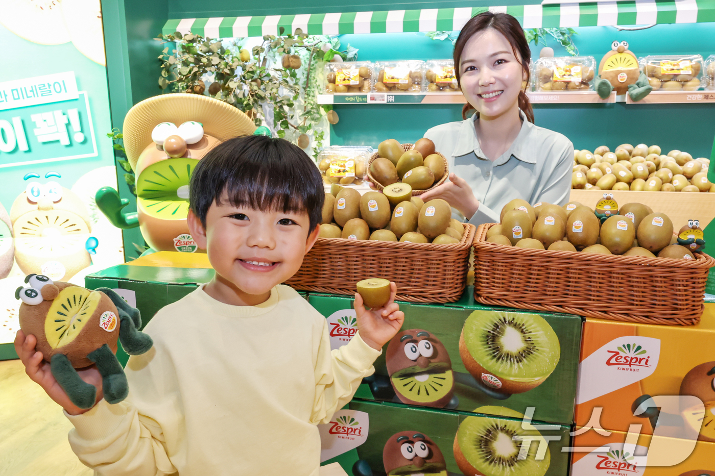(서울=뉴스1) 민경석 기자 = 21일 오전 서울 노원구 이마트 월계점에서 모델들이 제스프리 키위를 선보이고 있다. 뉴질랜드 프리미엄 키위 브랜드 제스프리 키위가 본격 출하를 시작 …