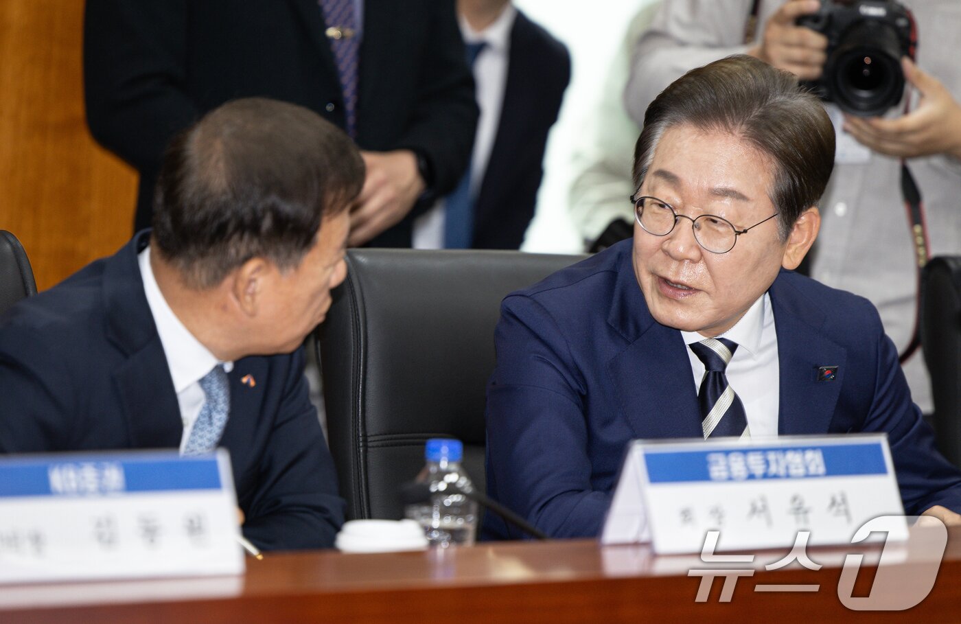 본문 이미지 - 이재명 더불어민주당 경선 후보와 서유석 금융투자협회장이 21일 오전 서울 여의도 금융투자협회에서 열린 자본시장 활성화를 위한 정책간담회에서 대화를 하고 있다. 2025.4.21/뉴스1 ⓒ News1 이재명 기자