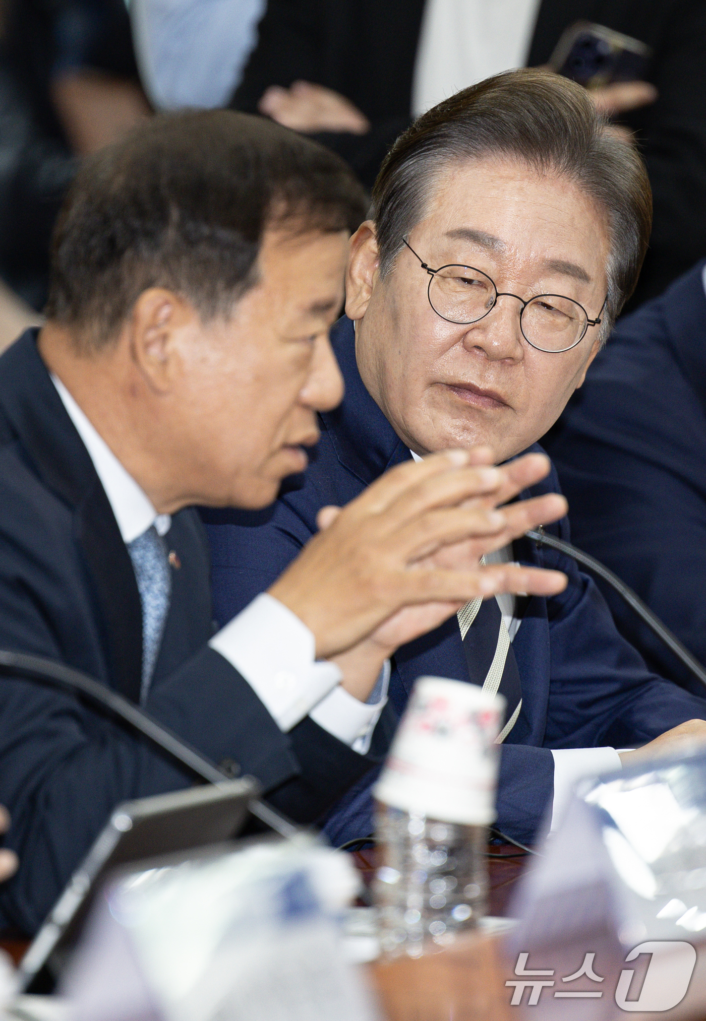 (서울=뉴스1) 이재명 기자 = 이재명 더불어민주당 경선 후보와 서유석 금융투자협회장이 21일 오전 서울 여의도 금융투자협회에서 열린 자본시장 활성화를 위한 정책간담회에서 대화를 …