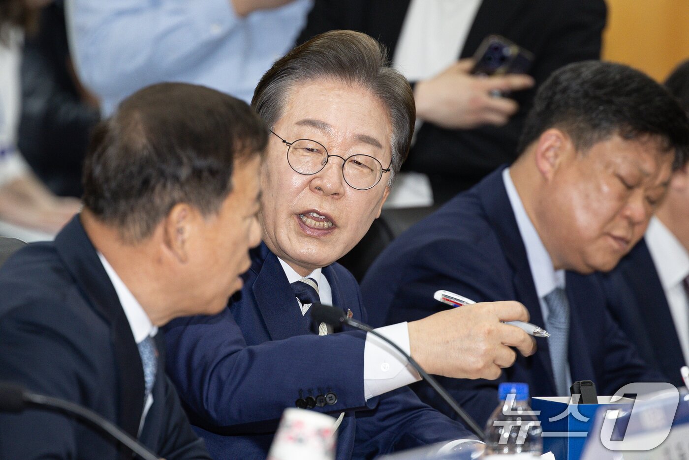 본문 이미지 - 이재명 더불어민주당 경선 후보와 서유석 금융투자협회장이 21일 오전 서울 여의도 금융투자협회에서 열린 자본시장 활성화를 위한 정책간담회에서 대화를 하고 있다. 2025.4.21/뉴스1 ⓒ News1 이재명 기자