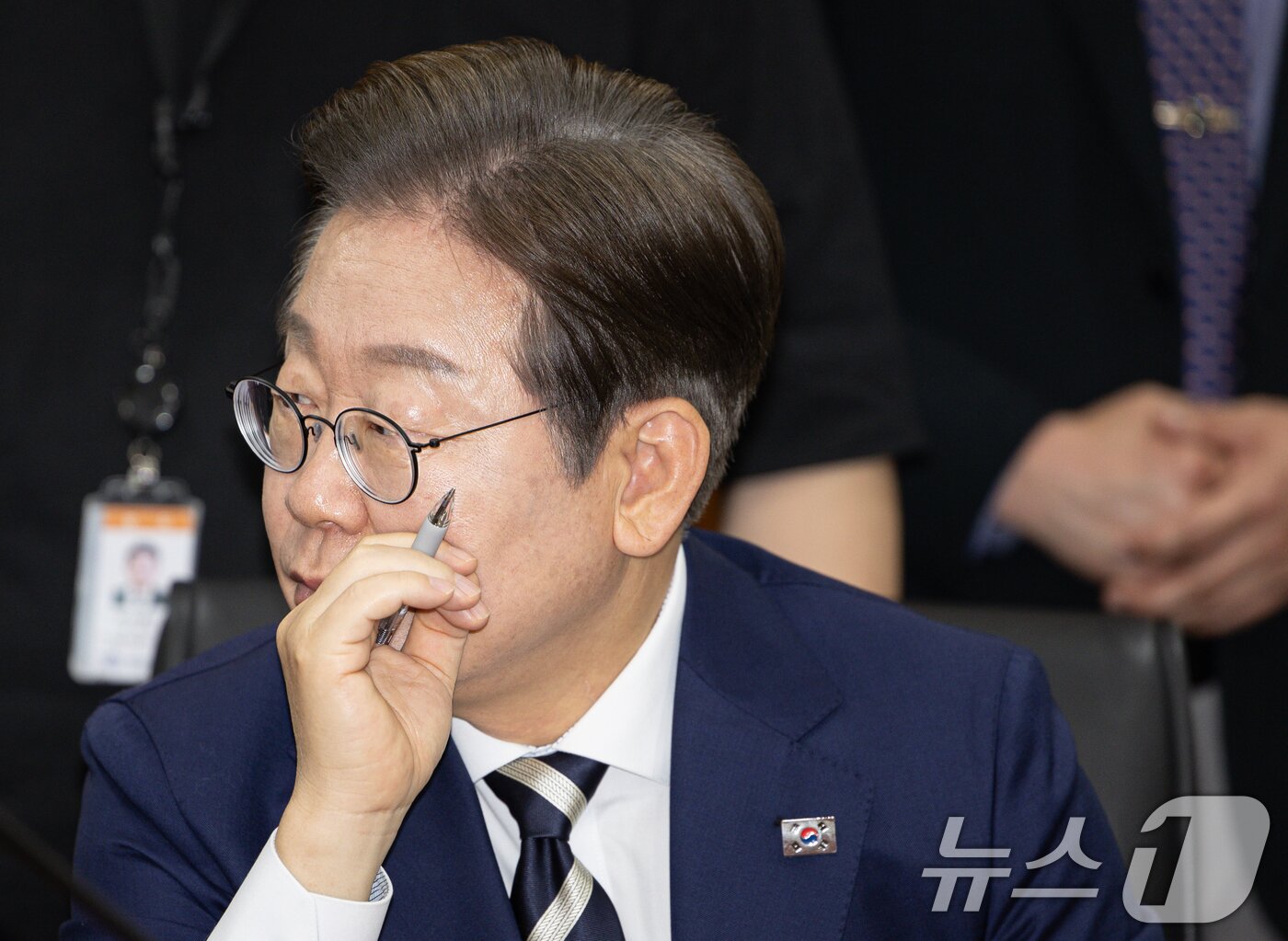 본문 이미지 - 이재명 더불어민주당 경선 후보가 21일 오전 서울 여의도 금융투자협회에서 열린 자본시장 활성화를 위한 정책간담회에서 생각에 잠겨 있다. 2025.4.21/뉴스1 ⓒ News1 이재명 기자