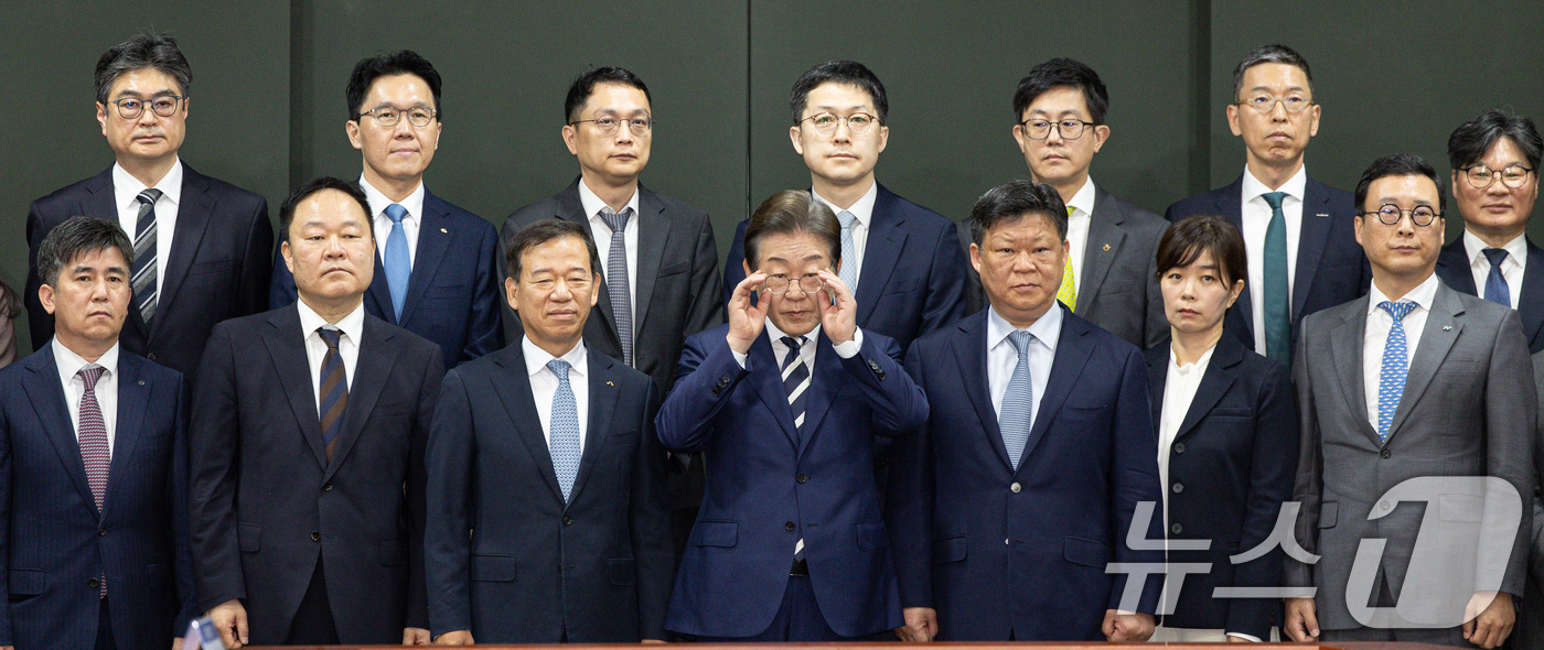 (서울=뉴스1) 이재명 기자 = 이재명 더불어민주당 경선 후보가 21일 오전 서울 여의도 금융투자협회에서 열린 자본시장 활성화를 위한 정책간담회에서 기념촬영에 앞서 안경을 고쳐쓰고 …