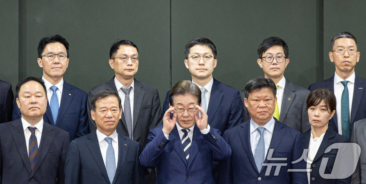 본문 이미지 - 이재명 더불어민주당 경선 후보가 21일 오전 서울 여의도 금융투자협회에서 열린 자본시장 활성화를 위한 정책간담회에서 기념촬영에 앞서 안경을 고쳐쓰고 있다. 2025.4.21/뉴스1 ⓒ News1 이재명 기자