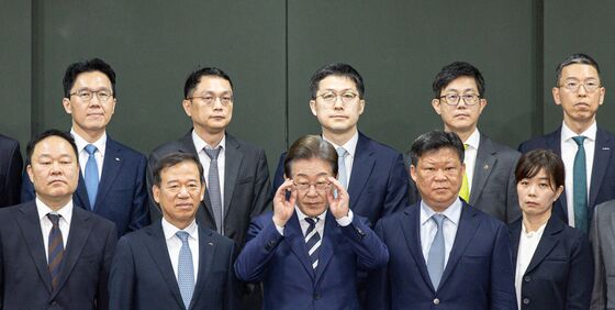 안경 고쳐쓰는 이재명 대표